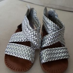 Osh Kosh like new silver sandals size 6t